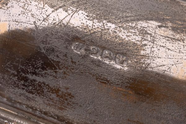 Lotto composto da uno spargizucchero e due scatoline in argento, Inghilterra, secolo XIX  - Asta Incanti d'arte - Associazione Nazionale - Case d'Asta italiane