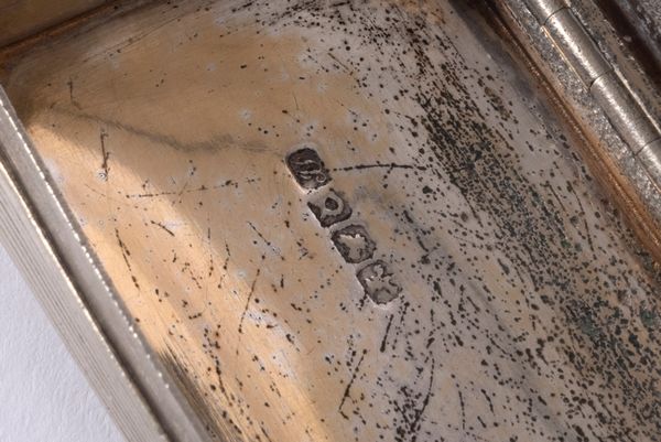 Lotto composto da uno spargizucchero e due scatoline in argento, Inghilterra, secolo XIX  - Asta Incanti d'arte - Associazione Nazionale - Case d'Asta italiane