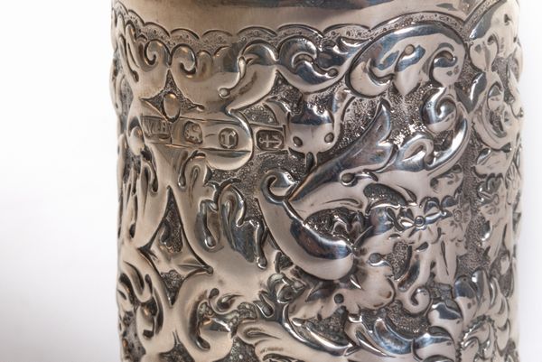 Lotto composto da uno spargizucchero e due scatoline in argento, Inghilterra, secolo XIX  - Asta Incanti d'arte - Associazione Nazionale - Case d'Asta italiane