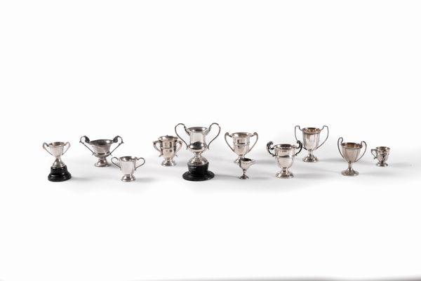 Lotto composto da undici coppette in argento, Inghilterra, secolo XX  - Asta Incanti d'arte - Associazione Nazionale - Case d'Asta italiane