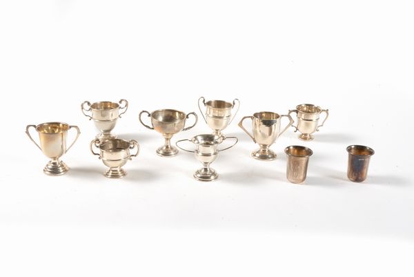 Lotto composto da otto coppette e due bicchierini in argento, Inghilterra secolo XX  - Asta Incanti d'arte - Associazione Nazionale - Case d'Asta italiane