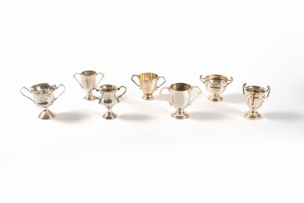 Lotto composto da sette coppette in argento, Inghilterra secolo XX  - Asta Incanti d'arte - Associazione Nazionale - Case d'Asta italiane
