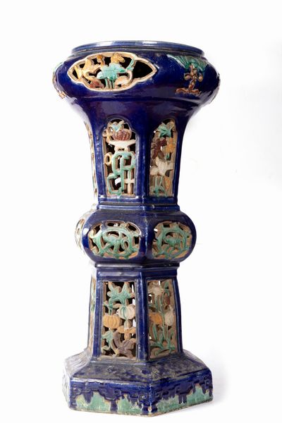 Grande base in ceramica policroma, Cina secolo XIX  - Asta Incanti d'arte - Associazione Nazionale - Case d'Asta italiane