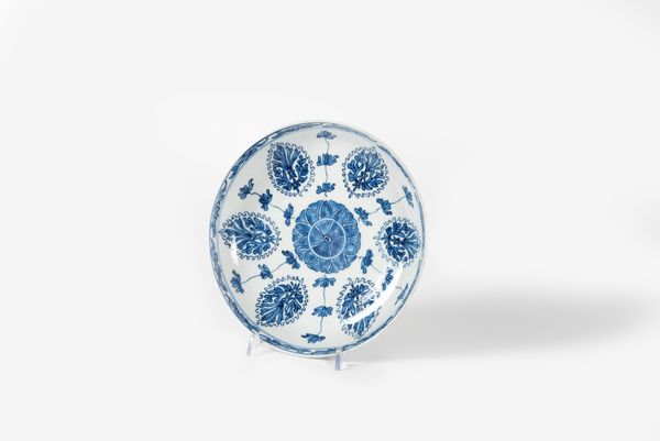 Piatto in porcellana bianca e blu, Cina, dinastia Qing, periodo Kangxi  - Asta Incanti d'arte - Associazione Nazionale - Case d'Asta italiane
