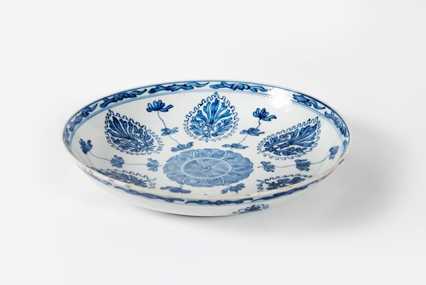Piatto in porcellana bianca e blu, Cina, dinastia Qing, periodo Kangxi  - Asta Incanti d'arte - Associazione Nazionale - Case d'Asta italiane