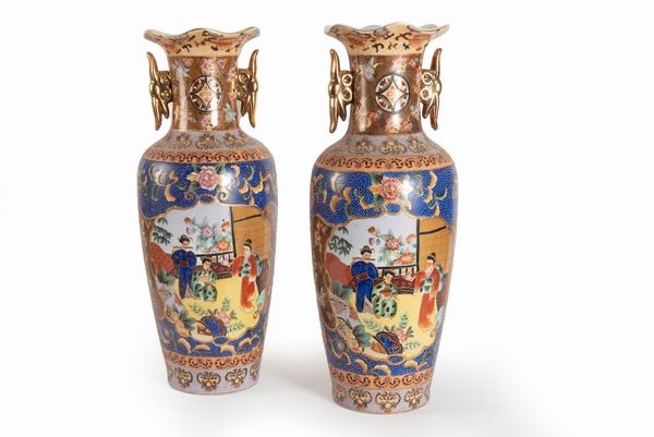 Coppia di vasi biansati in porcellana policroma, decorati a riserve con figure di musicanti, Cina secolo XX  - Asta Incanti d'arte - Associazione Nazionale - Case d'Asta italiane