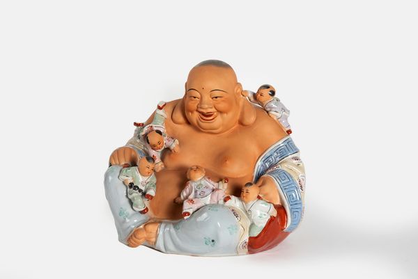 Scultura in porcellana  policroma raffigurante Budai con bambini, Cina secolo XX  - Asta Incanti d'arte - Associazione Nazionale - Case d'Asta italiane