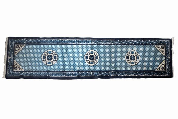 Tappeto guida Pechino con decorazione a greca e motivi geometrici, Cina secolo XX  - Asta Incanti d'arte - Associazione Nazionale - Case d'Asta italiane