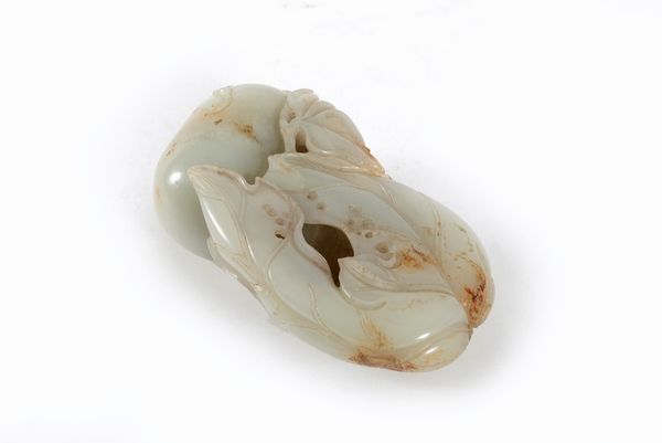 Scultura in giada celadon raffigurante doppia zucca, foglie e racemi, Cina, dinastia Qing, secolo XVIII  - Asta Incanti d'arte - Associazione Nazionale - Case d'Asta italiane