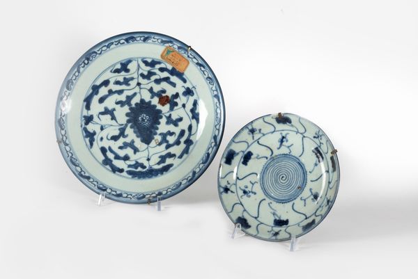 Due piattini in porcellana bianca e blu, Cina fine secolo XIX  - Asta Incanti d'arte - Associazione Nazionale - Case d'Asta italiane