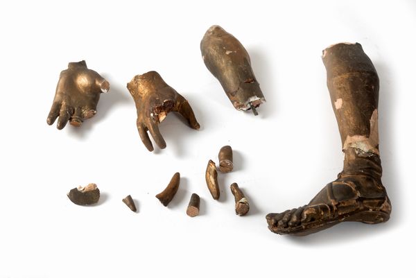 Scuola italiana, secolo XVII : Gruppo scultoreo in terracotta dipinta raffigurante Perseo e Andromeda  - Asta Incanti d'arte - Associazione Nazionale - Case d'Asta italiane