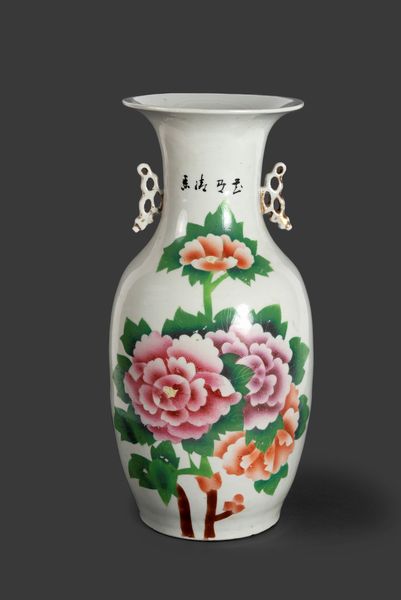 Vaso in porcellana policroma, Cina prima met del secolo XX  - Asta Incanti d'arte - Associazione Nazionale - Case d'Asta italiane