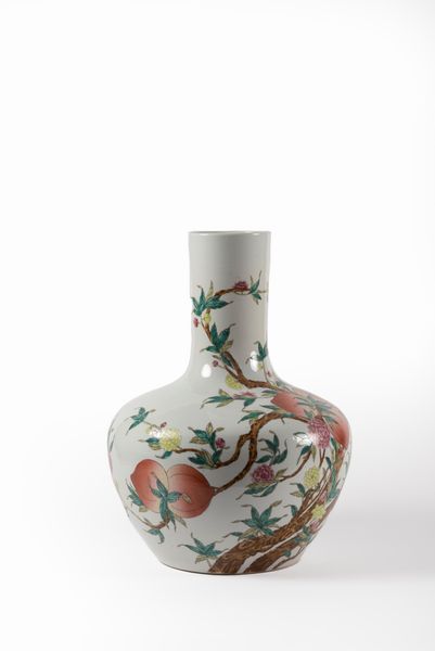 Vaso in porcellana bianca con decori policromi a fiori e frutti, Cina secolo XX  - Asta Incanti d'arte - Associazione Nazionale - Case d'Asta italiane