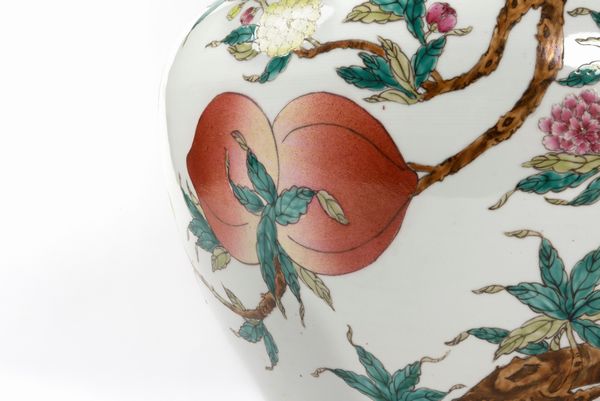 Vaso in porcellana bianca con decori policromi a fiori e frutti, Cina secolo XX  - Asta Incanti d'arte - Associazione Nazionale - Case d'Asta italiane