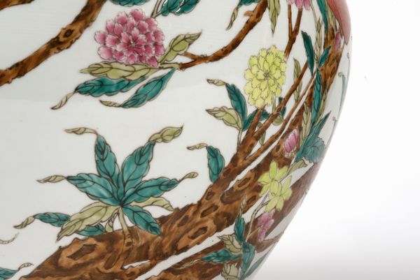 Vaso in porcellana bianca con decori policromi a fiori e frutti, Cina secolo XX  - Asta Incanti d'arte - Associazione Nazionale - Case d'Asta italiane
