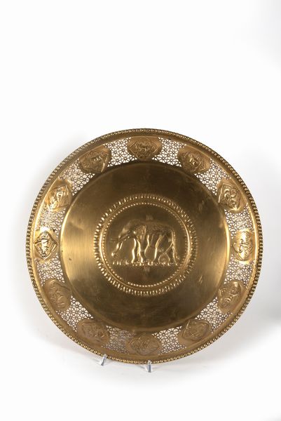 Grande piatto in metallo sbalzato, India inizi secolo XX  - Asta Incanti d'arte - Associazione Nazionale - Case d'Asta italiane
