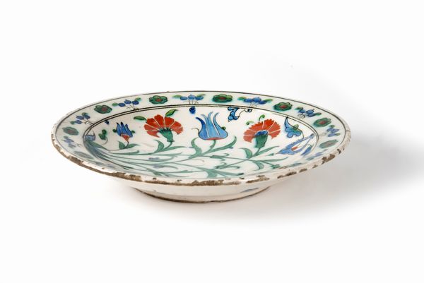 Piatto in ceramica Iznik, Impero Ottomano, Turchia, secolo XVII  - Asta Incanti d'arte - Associazione Nazionale - Case d'Asta italiane