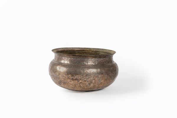 Scodella Thabeik in argento basso titolo sbalzata con figure di danzatrici, Birmania secolo XIX  - Asta Incanti d'arte - Associazione Nazionale - Case d'Asta italiane