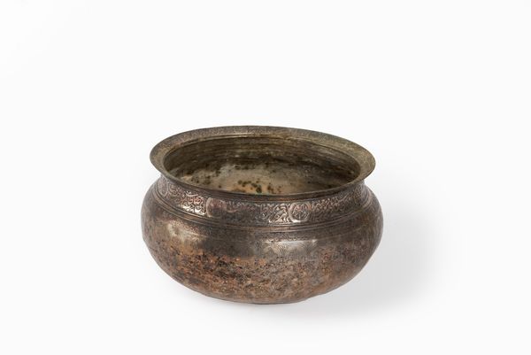 Scodella Thabeik in argento basso titolo sbalzata con figure di danzatrici, Birmania secolo XIX  - Asta Incanti d'arte - Associazione Nazionale - Case d'Asta italiane