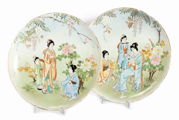 Coppia di piatti in porcellana policroma, Giappone periodo Meiji - Taisho  - Asta Incanti d'arte - Associazione Nazionale - Case d'Asta italiane