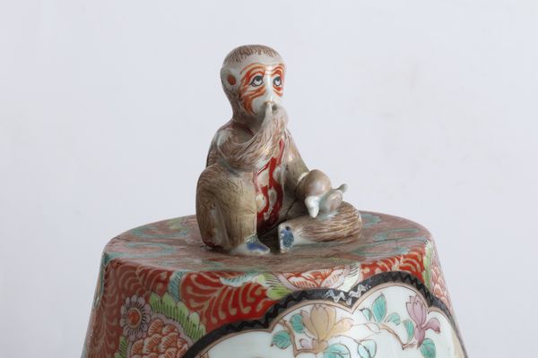 Grande vaso con coperchio in porcellana policroma, Giappone, secolo XIX  - Asta Incanti d'arte - Associazione Nazionale - Case d'Asta italiane