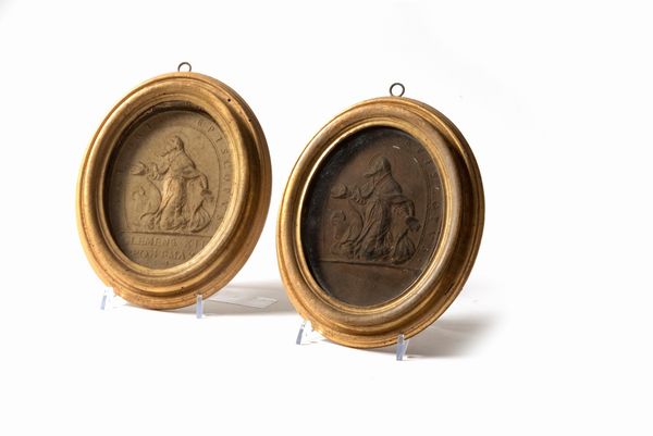 Coppia di bassorilievi in terracotta raffiguranti Papa Clemente XII in preghiera, secolo XVIII  - Asta Incanti d'arte - Associazione Nazionale - Case d'Asta italiane