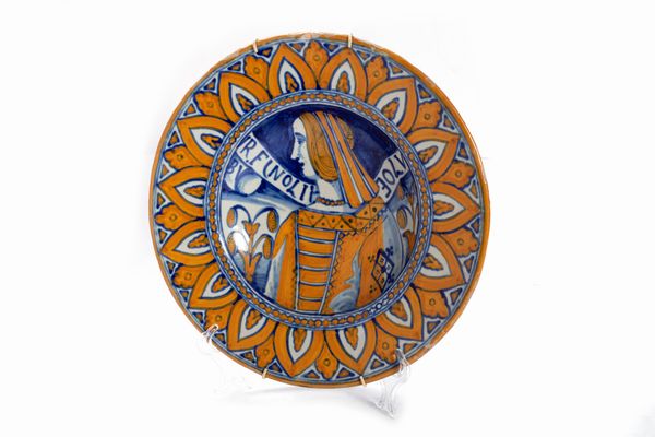Piatto in maiolica policroma con ritratto di donna di profilo  - Asta Incanti d'arte - Associazione Nazionale - Case d'Asta italiane