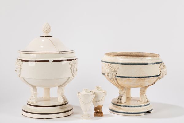 Lotto composto da due zuppiere in ceramica nello stile Del Vecchio o Giustiniani, e da due vasetti, secoli XIX-XX  - Asta Incanti d'arte - Associazione Nazionale - Case d'Asta italiane