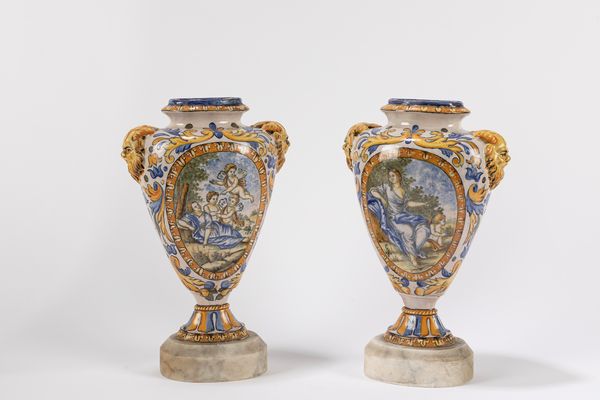 Coppia di vasi in maiolica policroma, nello stile Giustiniani, fine secolo XIX  - Asta Incanti d'arte - Associazione Nazionale - Case d'Asta italiane