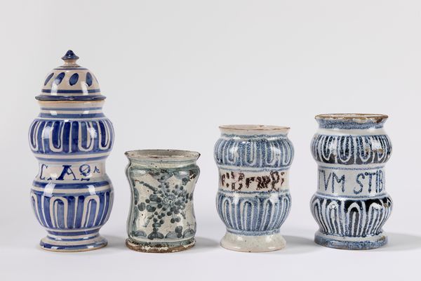 Lotto composto da quattro albarelli in ceramica bianca e blu, secoli XVIII-XIX  - Asta Incanti d'arte - Associazione Nazionale - Case d'Asta italiane