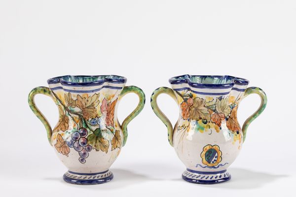 Coppia di piccoli vasetti biansati in ceramica policroma, manifattura dellItalia meridionale secolo XIX  - Asta Incanti d'arte - Associazione Nazionale - Case d'Asta italiane