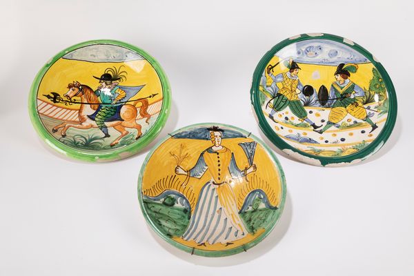 Lotto composto da tre piatti in maiolica policroma nello stile di Montelupo  - Asta Incanti d'arte - Associazione Nazionale - Case d'Asta italiane