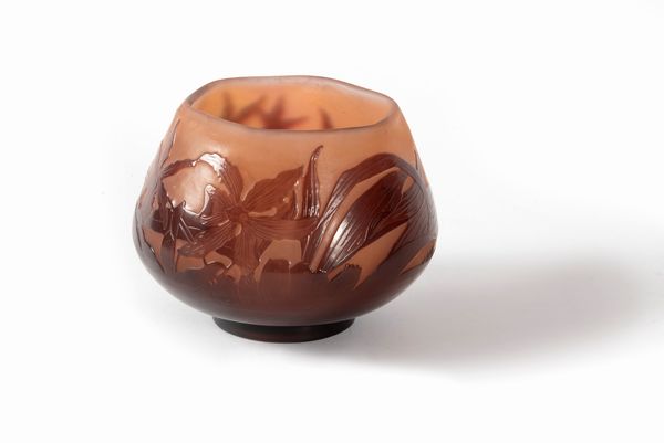 Gallè : Vaso in vetro con lavorazione all'acido, decorato con motivi floreali a due colori, inizi secolo XX  - Asta Incanti d'arte - Associazione Nazionale - Case d'Asta italiane