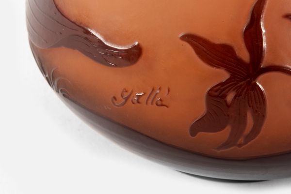 Gallè : Vaso in vetro con lavorazione all'acido, decorato con motivi floreali a due colori, inizi secolo XX  - Asta Incanti d'arte - Associazione Nazionale - Case d'Asta italiane