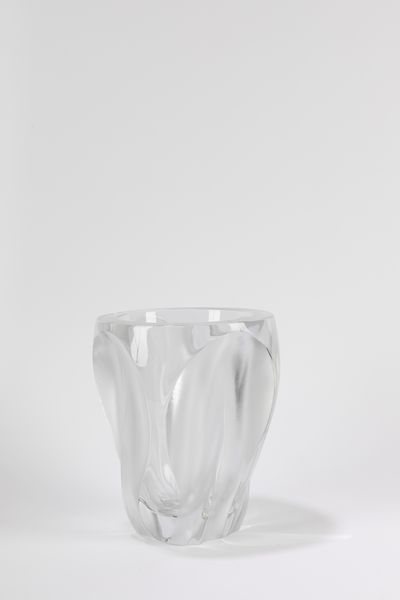LALIQUE : Vaso in vetro, serie Ingrid  - Asta Incanti d'arte - Associazione Nazionale - Case d'Asta italiane