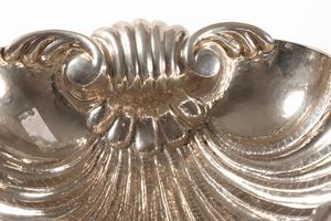 Centrotavola in argento 800 a forma di conchiglia, argentiere Missaglia Milano  - Asta Incanti d'arte - Associazione Nazionale - Case d'Asta italiane
