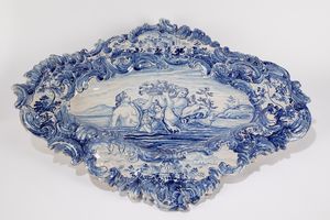Due piatti in ceramica bianca e blu nello stile di Albissola, secolo XX  - Asta Incanti d'arte - Associazione Nazionale - Case d'Asta italiane