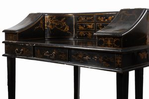 Scrivania da centro Carlton House in legno laccato nero decorata con motivi a Chinoserie, inizi secolo XX  - Asta Incanti d'arte - Associazione Nazionale - Case d'Asta italiane