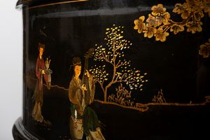 Scrivania da centro Carlton House in legno laccato nero decorata con motivi a Chinoserie, inizi secolo XX  - Asta Incanti d'arte - Associazione Nazionale - Case d'Asta italiane