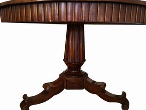 Tavolo rotondo intarsiato a motivi floreali, secolo XIX  - Asta Incanti d'arte - Associazione Nazionale - Case d'Asta italiane