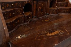 Ribalta in legno riccamente intarsiato, Olanda secolo XVIII  - Asta Incanti d'arte - Associazione Nazionale - Case d'Asta italiane