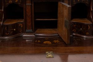 Ribalta in legno riccamente intarsiato, Olanda secolo XVIII  - Asta Incanti d'arte - Associazione Nazionale - Case d'Asta italiane