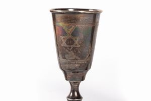 Lotto composto da due piccoli calici e uno spargizucchero in argento  - Asta Incanti d'arte - Associazione Nazionale - Case d'Asta italiane