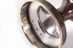 Lotto composto da due piccoli calici e uno spargizucchero in argento  - Asta Incanti d'arte - Associazione Nazionale - Case d'Asta italiane