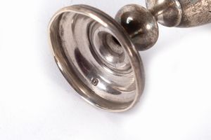 Lotto composto da due piccoli calici e uno spargizucchero in argento  - Asta Incanti d'arte - Associazione Nazionale - Case d'Asta italiane