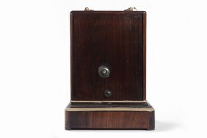 Pendola da tavolo in legno intarsiato, secolo XIX  - Asta Incanti d'arte - Associazione Nazionale - Case d'Asta italiane