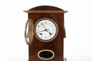 Pendola in mogano e bronzo dorato, Francia secolo XIX  - Asta Incanti d'arte - Associazione Nazionale - Case d'Asta italiane