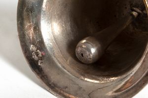 Lotto composto da tre campanelli in bronzo, secolo XIX  - Asta Incanti d'arte - Associazione Nazionale - Case d'Asta italiane