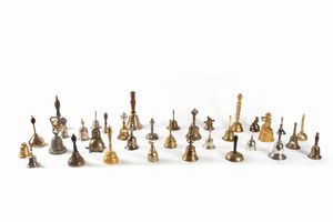 Lotto composto da trentaquattro campanelli in metalli vari, secolo XX  - Asta Incanti d'arte - Associazione Nazionale - Case d'Asta italiane