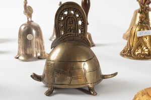 Lotto composto da trentaquattro campanelli in metalli vari, secolo XX  - Asta Incanti d'arte - Associazione Nazionale - Case d'Asta italiane